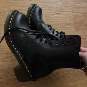 Dr Marten’s boots Hi 8 Eye Platform size 6